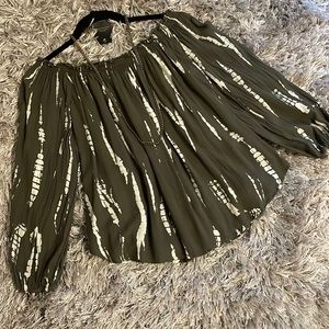 🛍️B2G1 FREE🛍️Set: NWT necklace & bohemian top that can be worn off shoulder